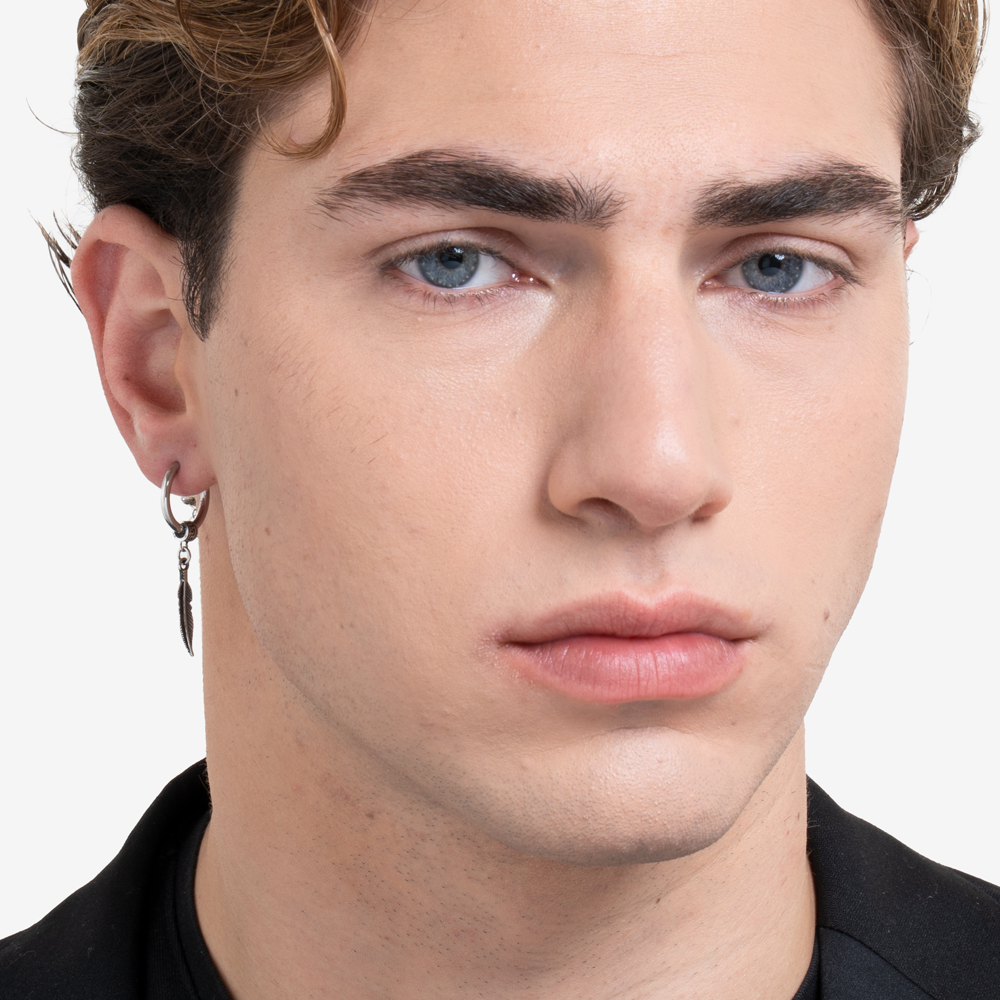 MONO ORECCHINO UOMO IN ACCIAIO CON PIUMA EFFETTO VINTAGE