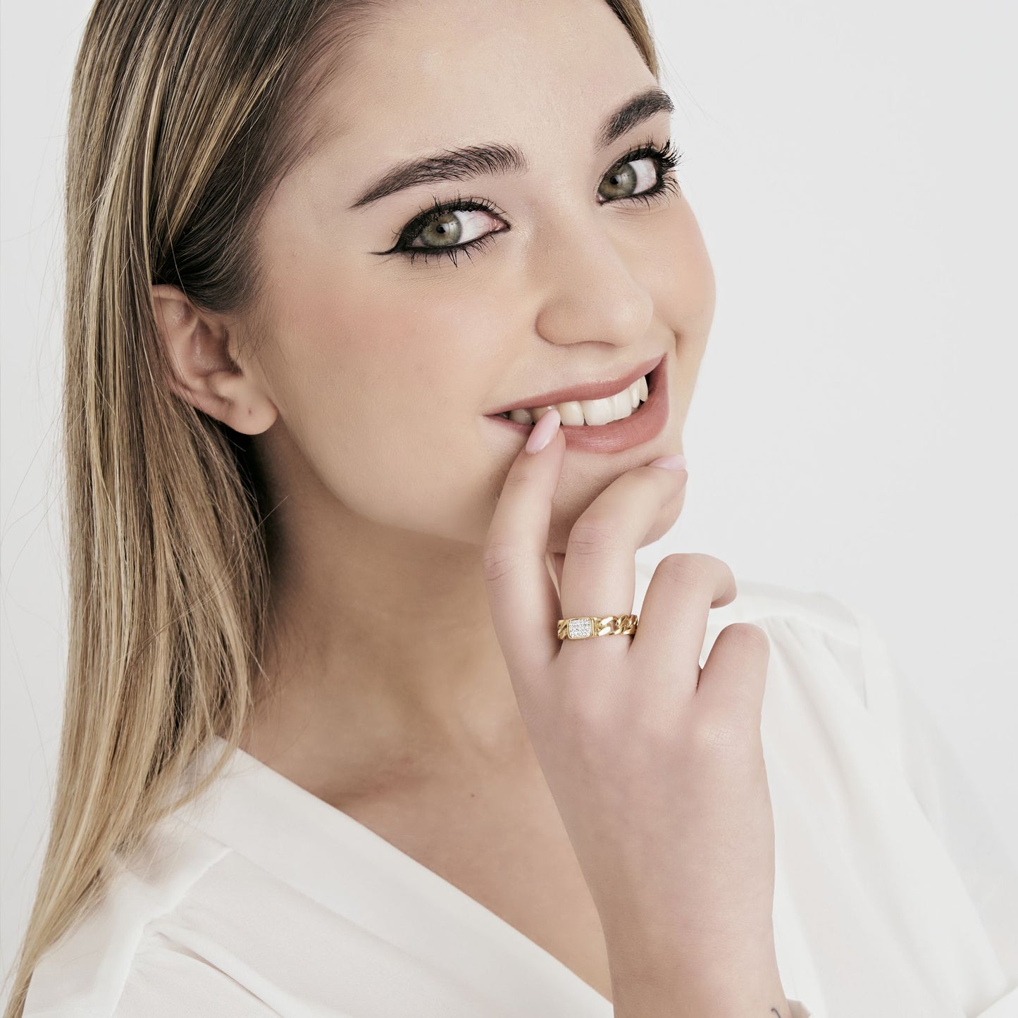 ANELLO IN ACCIAIO IP GOLD CON CRISTALLI BIANCHI