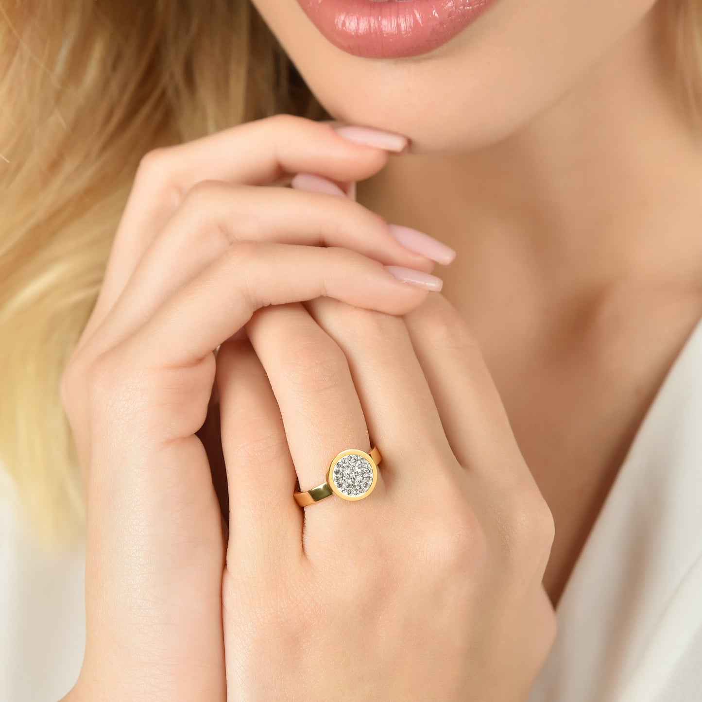 ANELLO DONNA IN ACCIAIO IP GOLD CON ELEMENTO CON CRISTALLI BIANCHI