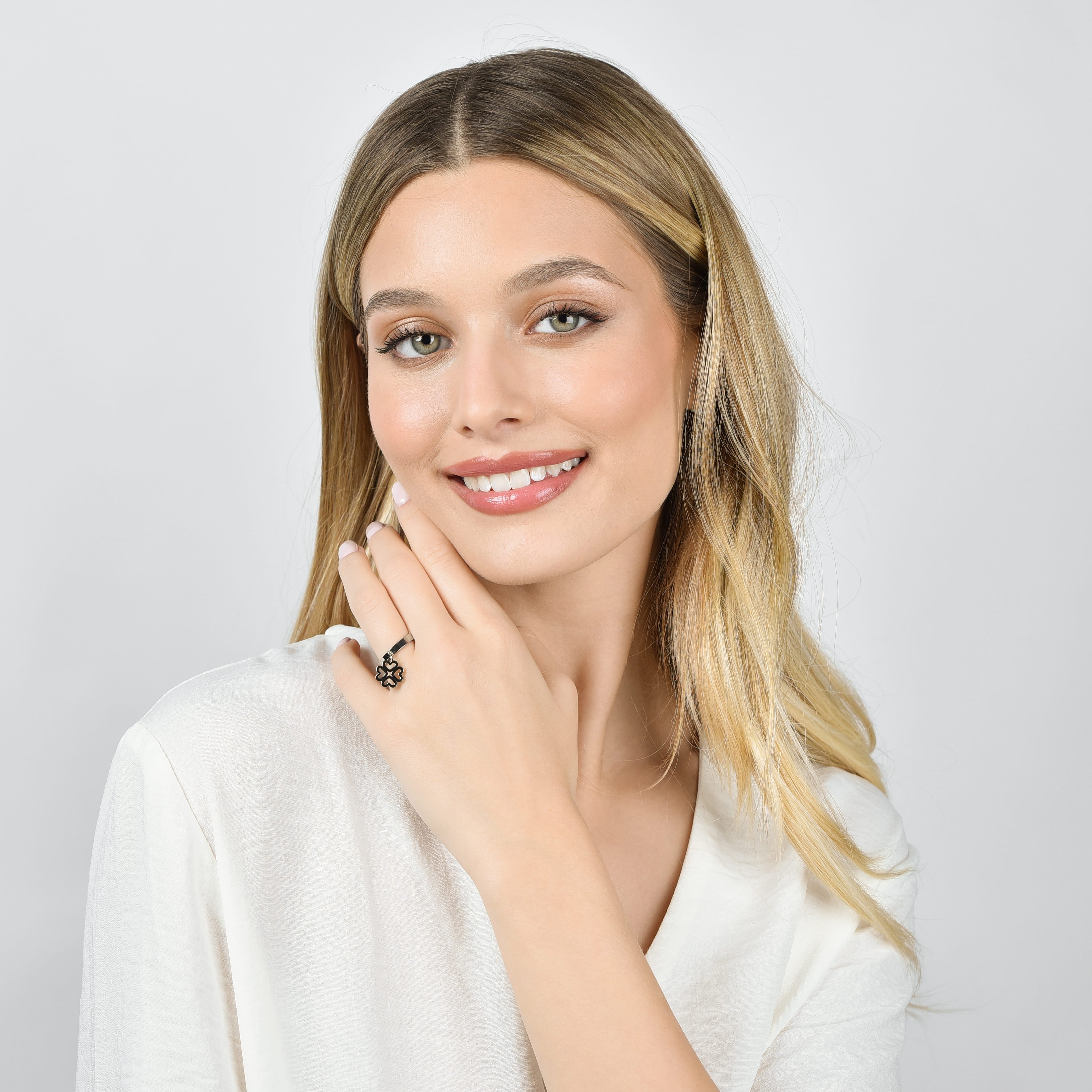 ANELLO DONNA IN ACCIAIO CON QUADRIFOGLIO FORATO