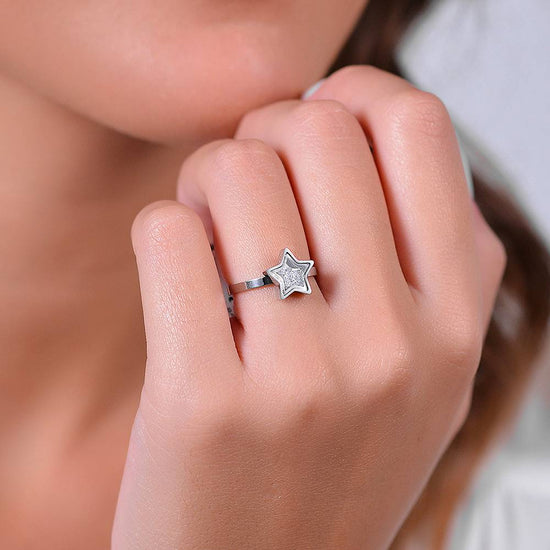 ANELLO DONNA IN ACCIAIO CON FIORE E ZIRCONI BIANCHI ANELLO DONNA IN ACCIAIO CON FIORE E ZIRCONI BIANCHI