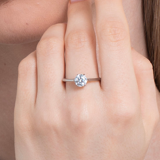 Anello in acciaio chirurgico 316L e ossidi di zirconio – Solitario circondato da dieci zirconi incastonati nell'anello argentato. e Acciaio inossidabile, 12, cod. 3701449001722 Anello in acciaio chirurgico 316L e ossidi di zirconio – Solitario circondato da dieci zirconi incastonati nell'anello argentato. e Acciaio inossidabile, 12, cod. 3701449001722