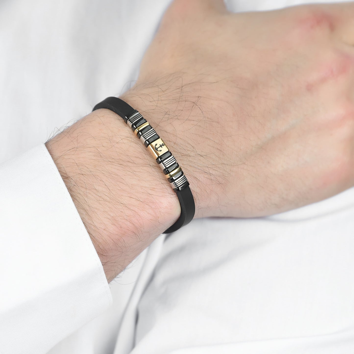 BRACCIALE UOMO SILICONE NERO CON ELEMENTI IN ACCIAIO IP GOLD E NERO CON ANCORA