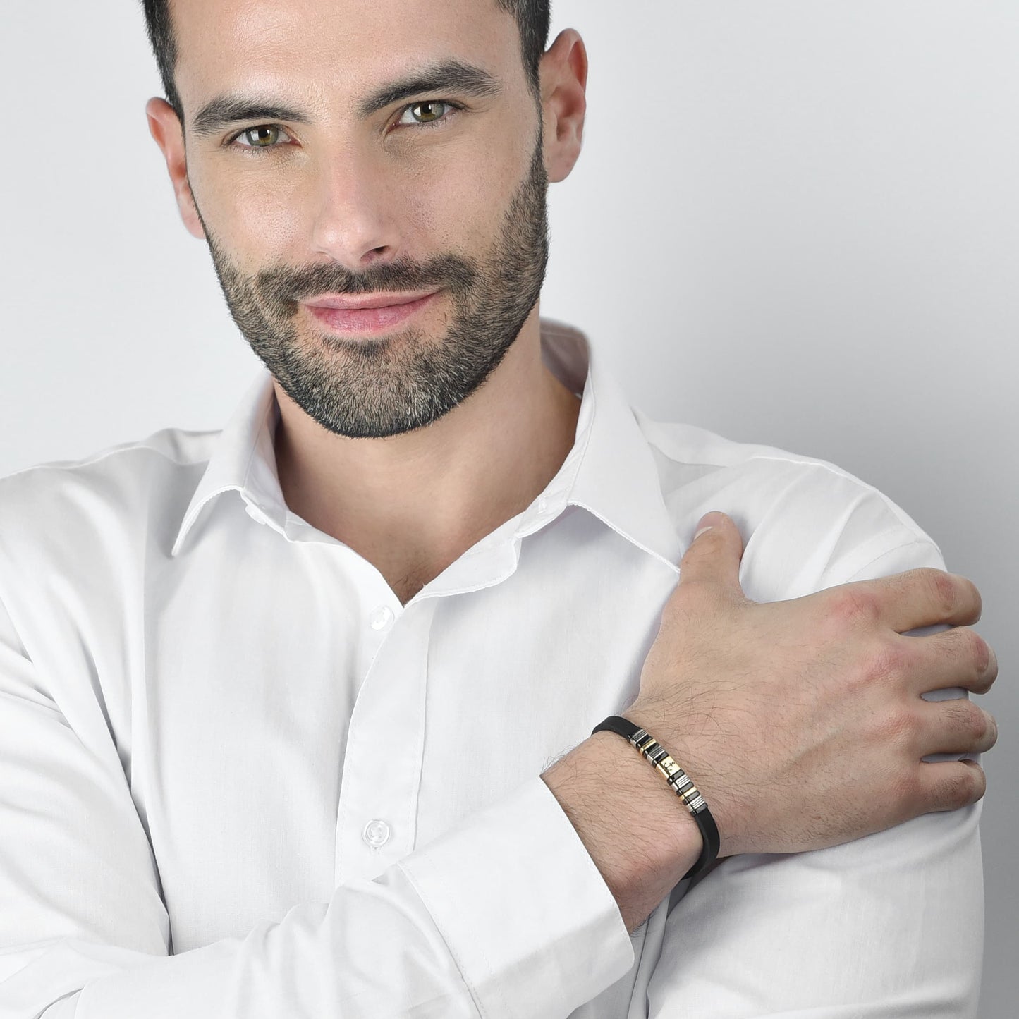BRACCIALE UOMO SILICONE NERO CON ELEMENTI IN ACCIAIO IP GOLD E NERO CON ANCORA