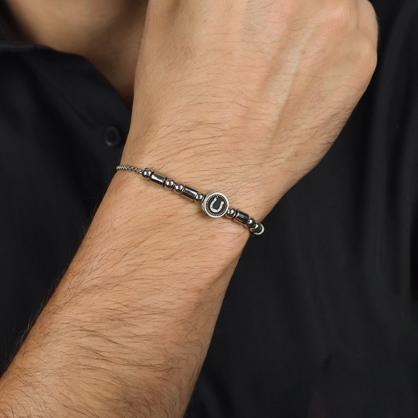 BRACCIALE UOMO IN ACCIAIO ELEMENTO CON FERRO DI CAVALLO SILVER E SMALTO NERO Luca Barra