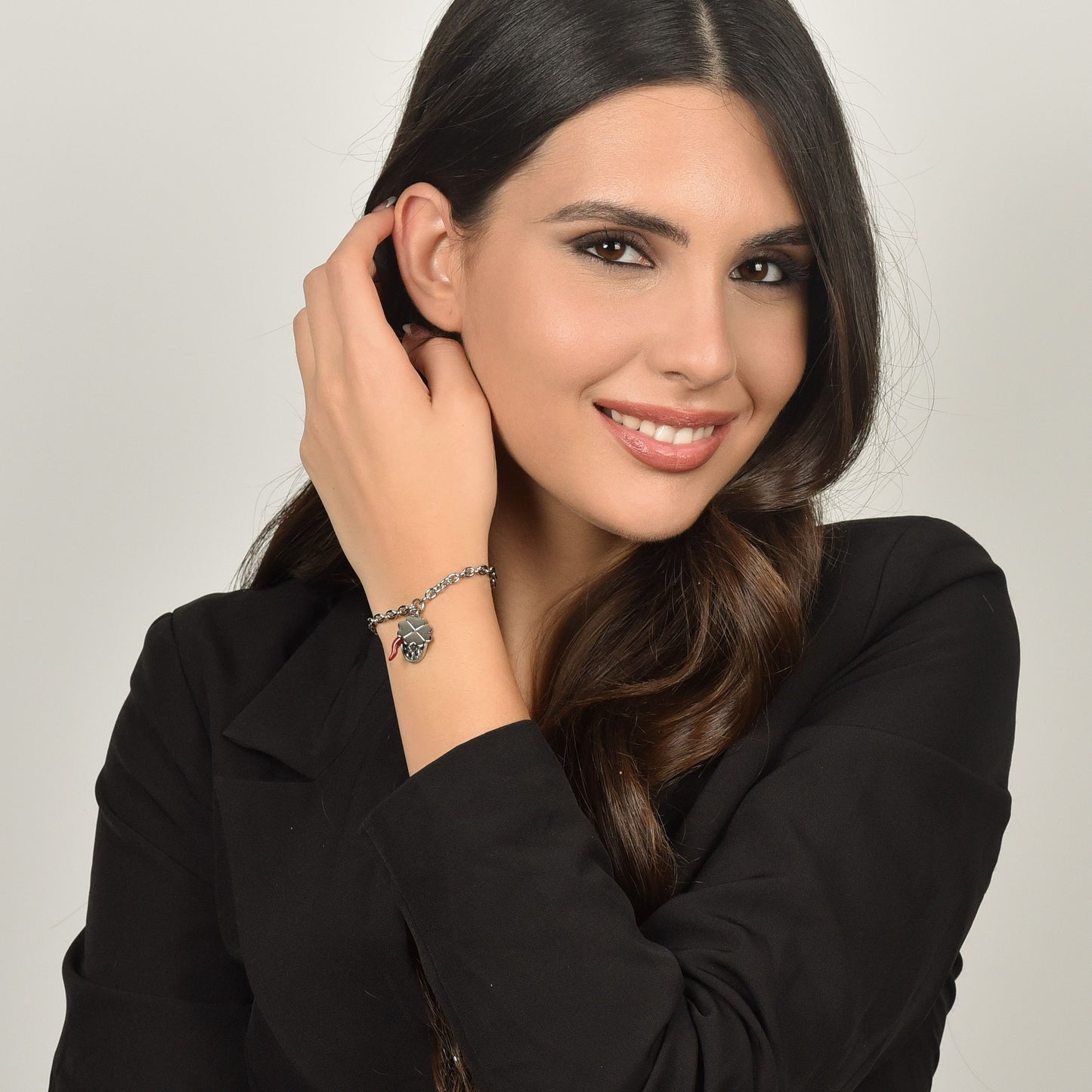 BRACELET EN ACIER POUR FEMMES AVEC TRÈFLE À QUATRE FEUILLES, CORNE ET BRELOQUE DE MADONE