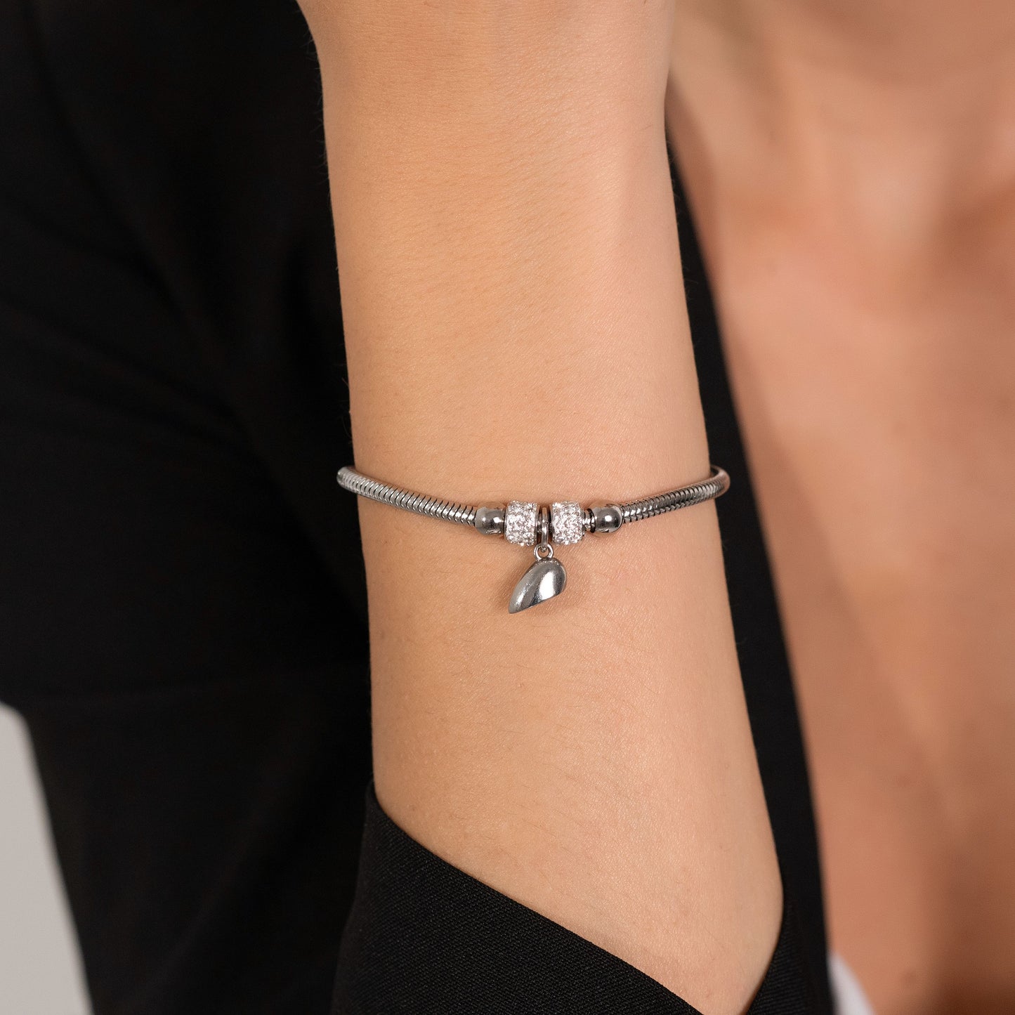 BRACCIALI COPPIA IN ACCIAIO CON MEZZO CUORE CALAMITATO