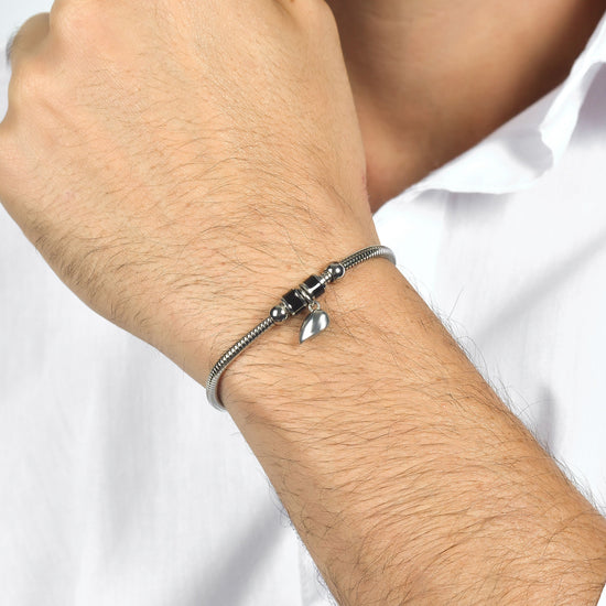 BRACCIALI COPPIA IN ACCIAIO CON MEZZO CUORE CALAMITATO