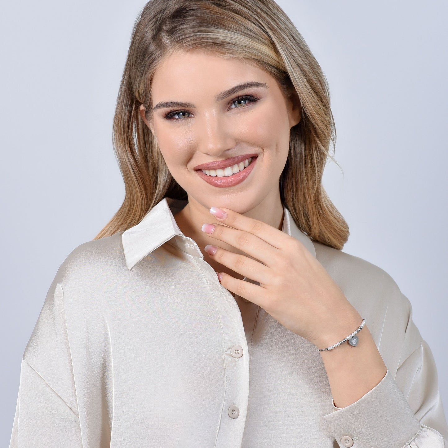 BRACCIALE DONNA IN ACCIAIO CON PERLE SINTETICHE E CUORE