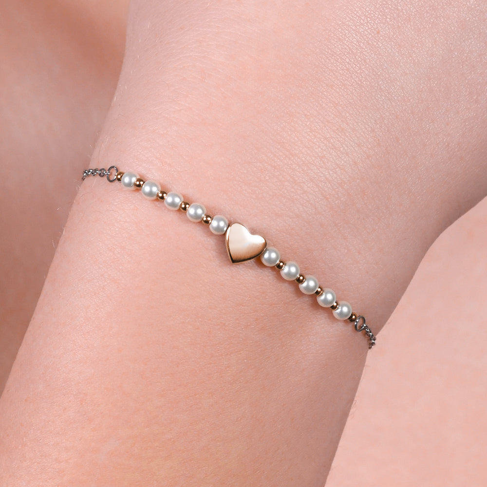 BRACCIALE DONNA IN ACCIAIO IP GOLD E PERLE SINTETICHE BIANCHE CON CUORE IP ROSE