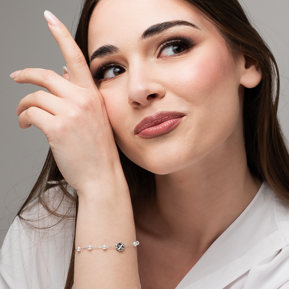 WOMEN'S STEEL BRACELET WITH PEARLS AND FOUR-LEAF CLOVER