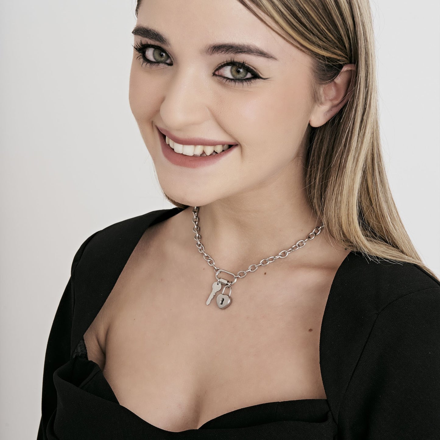 Collana con lucchetto in argento, collana con lucchetto a catena spessa, catena a maglie con ciondolo a lucchetto, collana corta importante, girocollo con catena in argento per donna - Italia Collana con lucchetto in argento, collana con lucchetto a catena spessa, catena a maglie con ciondolo a lucchetto, collana corta importante, girocollo con catena in argento per donna - Italia