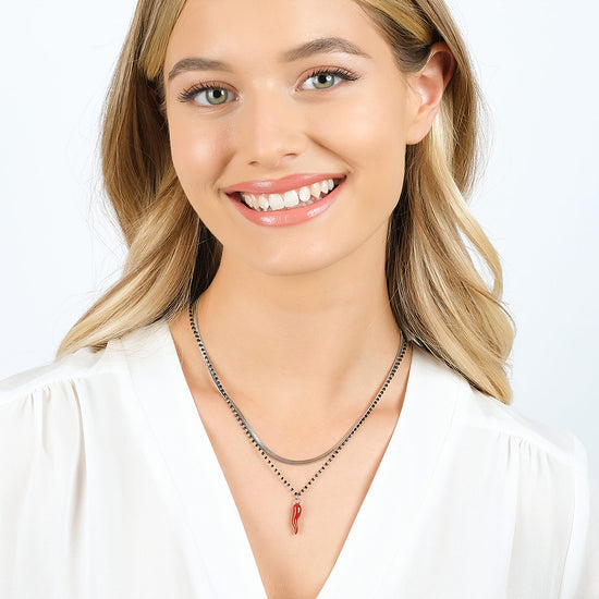COLLANA DONNA IN ACCIAIO CON CORNO CON SMALTO ROSSO ED ELEMENTI NERI