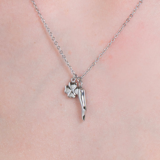 Collana con quadrifoglio porta fortuna e pietra - Al di là dello specchio Collana con quadrifoglio porta fortuna e pietra - Al di là dello specchio