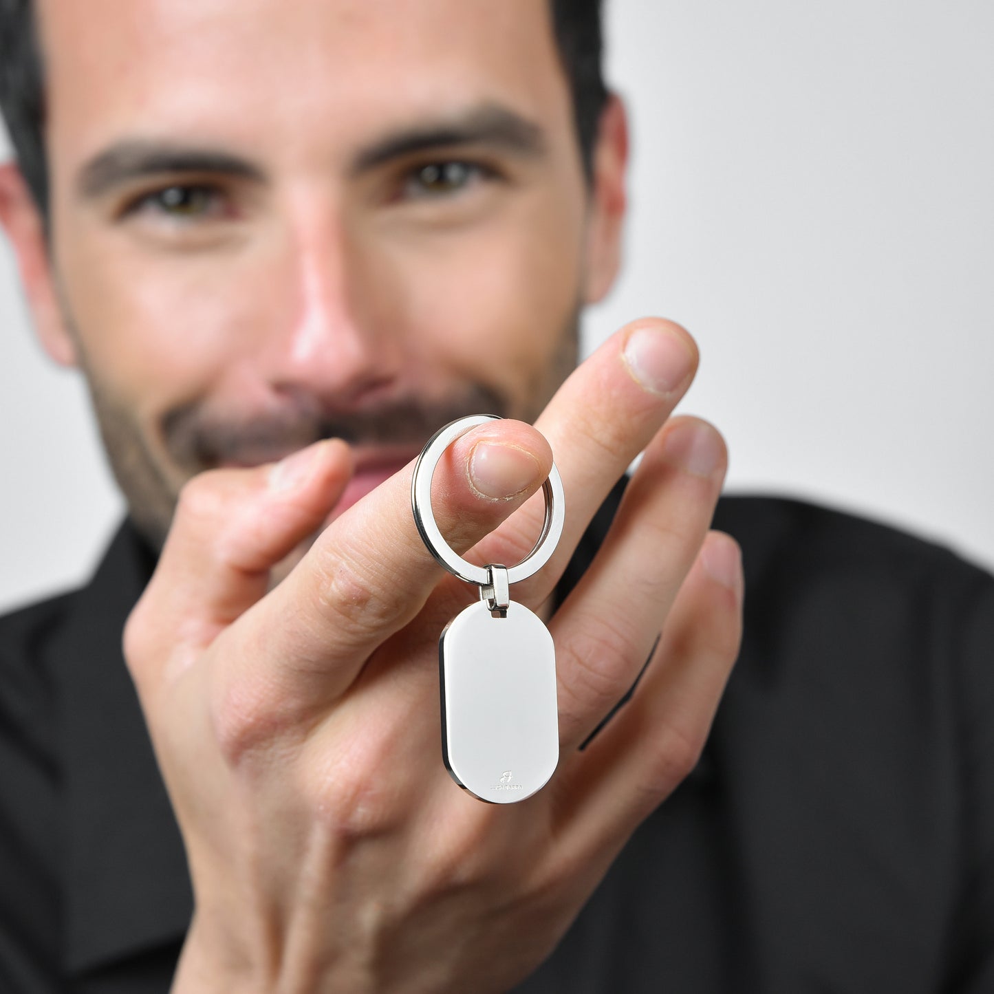 PORTACHIAVI UOMO IN ACCIAIO