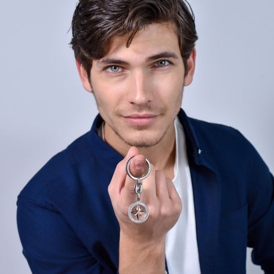 PORTACHIAVI UOMO IN ACCIAIO CON ROSA DEI VENTI IP ROSE