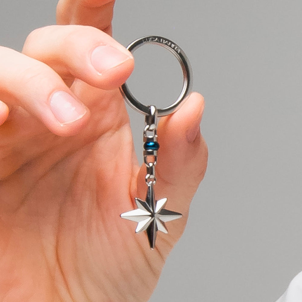 PORTACHIAVI UOMO IN ACCIAIO CON ROSA DEI VENTI ED ELEMENTO IN IP BLU