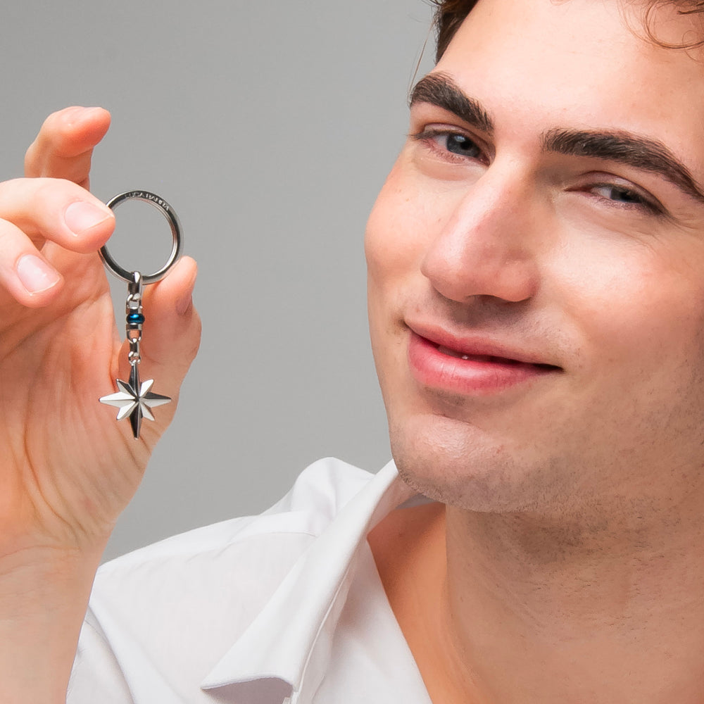 PORTACHIAVI UOMO IN ACCIAIO CON ROSA DEI VENTI ED ELEMENTO IN IP BLU
