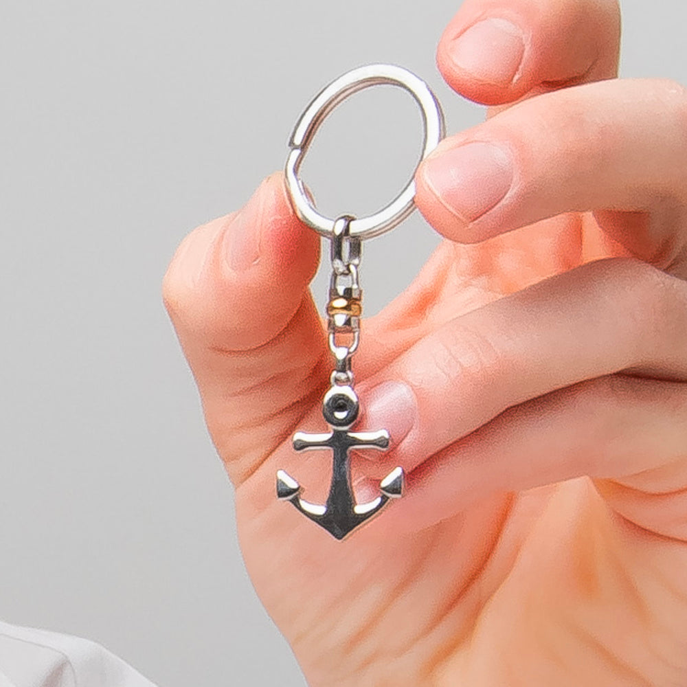 PORTACHIAVI UOMO IN ACCIAIO CON ANCORA, ZIRCONE NERO ED ELEMENTO IN IP GOLD
