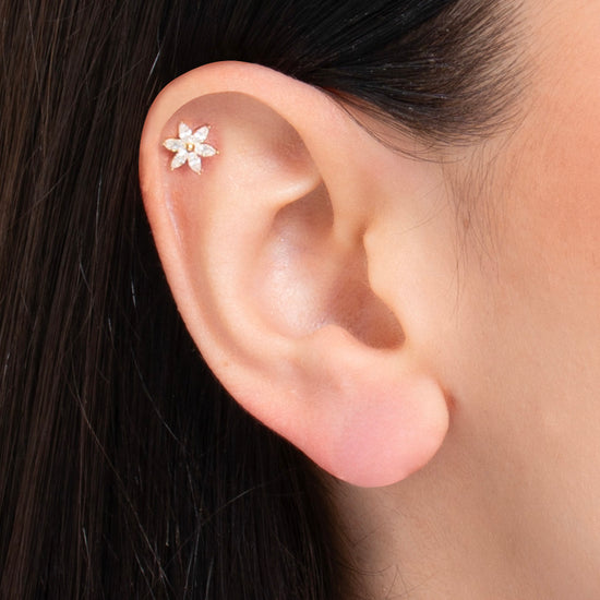 PIERCING ORECCHIO DONNA IN ACCIAIO  COLORE ORO FIORE PETALI ZIRCONI BIANCHI